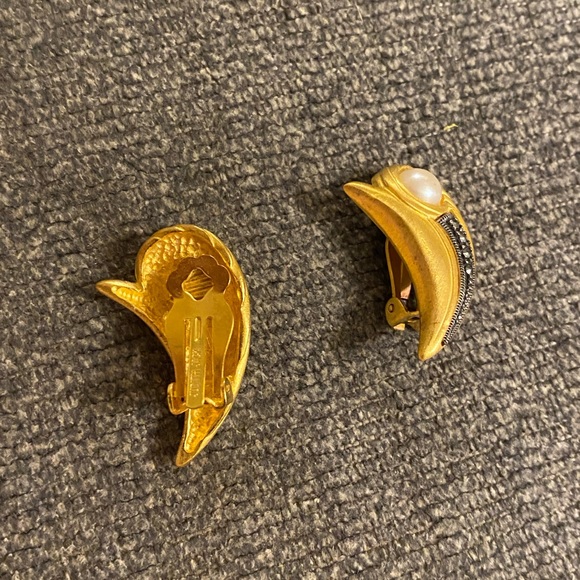 Judith Jack Art Deco Satin Gold Marcasite and Pearl Vintage Clip on Earrings - Picture 6 of 8